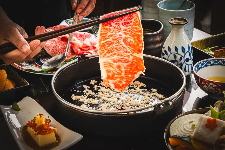 鑄鐵鍋小火煎製肉片，完美融合肉香與脂香。業者提供