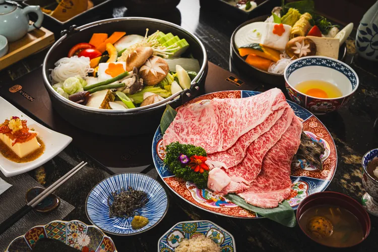 传承东京百年名店的「桥山寿喜烧」以顶级和牛掳获饕客的心。业者提供