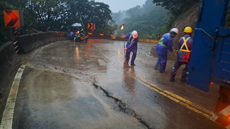 清出30噸落石!台102線22.5K巨石擋道11小時搶通 晚間單線雙向行駛