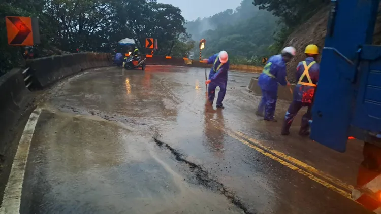 台102線邊坡落石佔據雙向雙線道路，經由區公所出動合約廠商人員及機具歷11個小時搶通，順利於今日晚間6時全線單線雙向通車。區公所提供