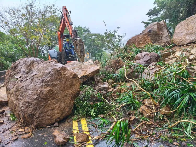 邊坡坍塌造成多顆巨石滾落台102線道，怪手出動將大石頭碎裂清除，約清出30噸落石。翻攝畫面