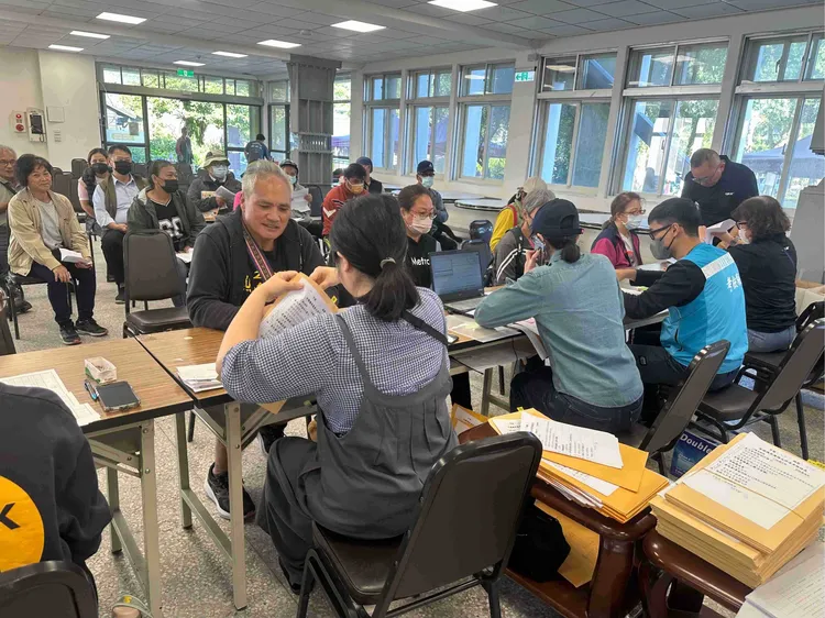 花蓮馬太鞍溪堰塞湖溢流造成花蓮光復鄉嚴重災情，元大金控與三陽工業共同捐贈300輛全新機車，經濟部統籌捐贈機車配發及車主辦理行政作業情形。經濟部提供 