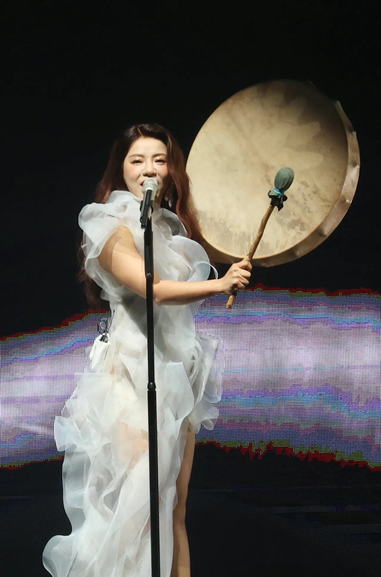 丁噹自曝陷低潮，被薩滿鼓的溫暖能量擁抱。莊宗達攝