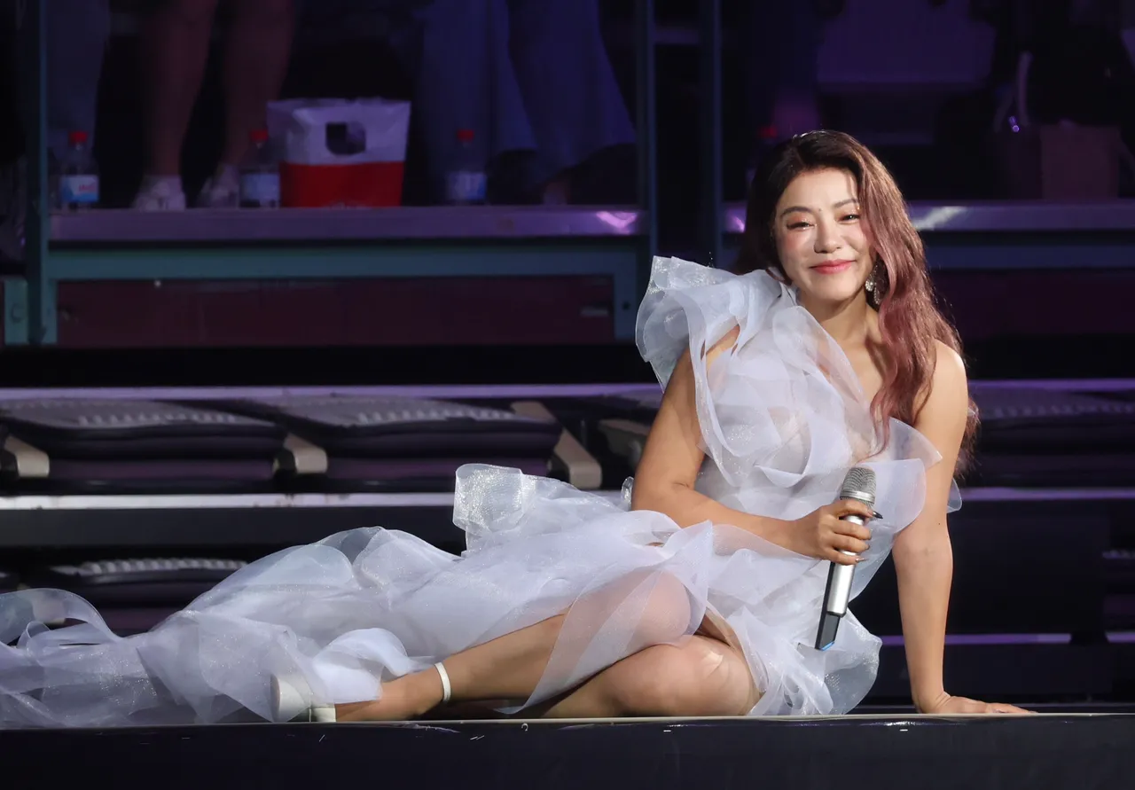 丁噹唱到隨興側躺舞台，與粉絲近距離互動。莊宗達攝