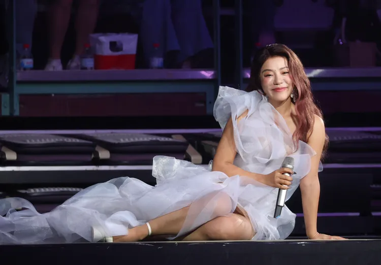 丁噹唱到隨興側躺舞台，與粉絲近距離互動。莊宗達攝