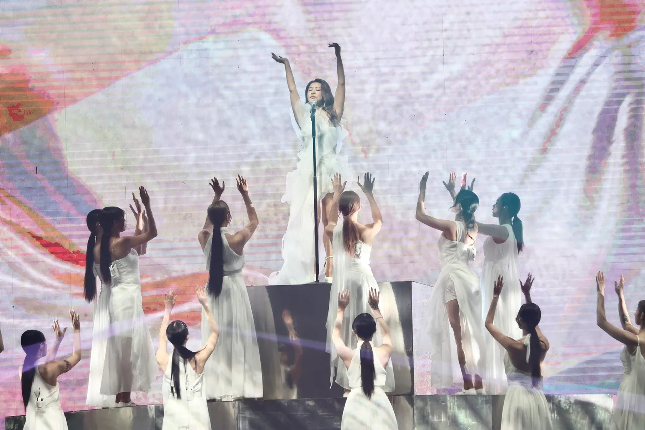 丁噹登高開唱，飄逸裙擺宛如仙女。莊宗達攝