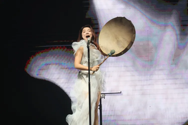 丁噹美聲搭配薩滿鼓，傳遞充滿穿透力的能量。莊宗達攝