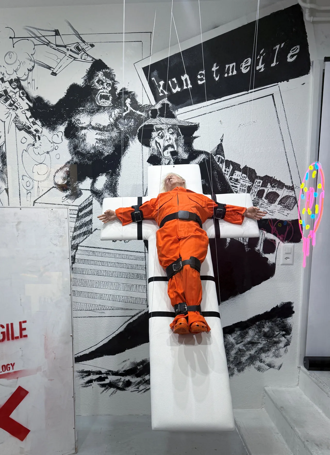 參觀者有的對史托姆的創作一笑置之，有的不以為然。路透社