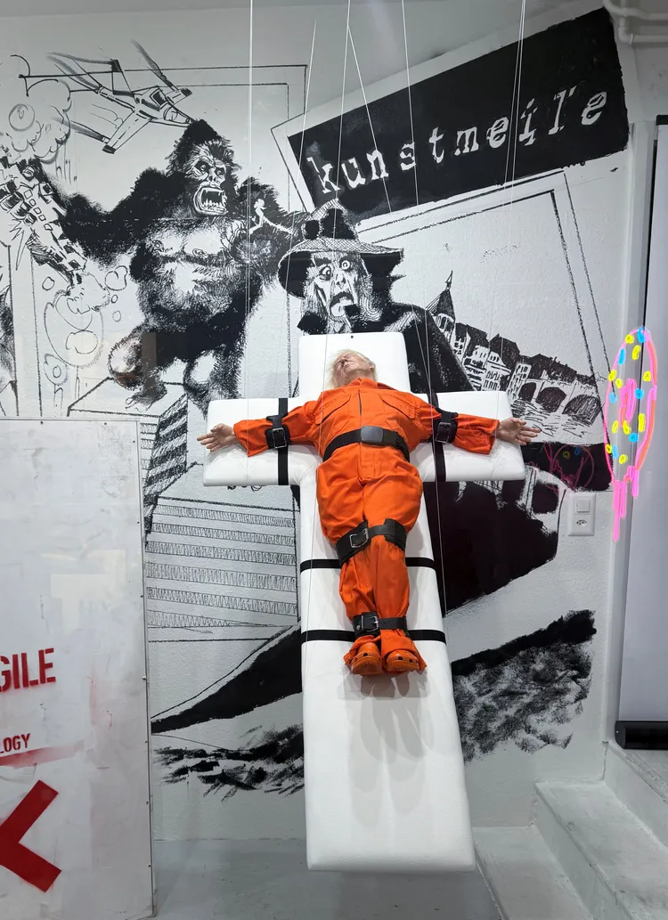 參觀者有的對史托姆的創作一笑置之，有的不以為然。路透社