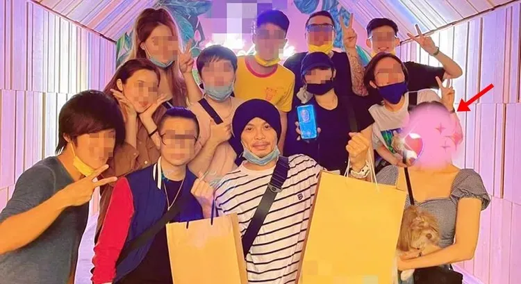 黄明志PO女友（箭头处）照片都会用贴图遮住脸。翻摄黄明志脸书