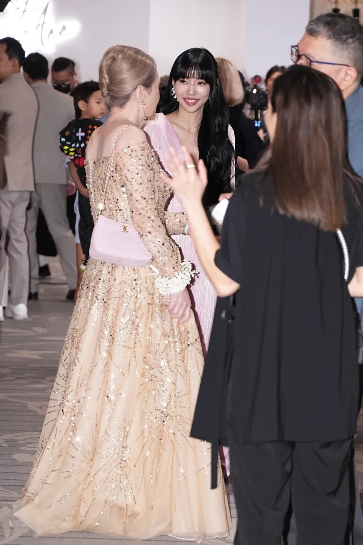 李靚蕾（中）爆乳出席，可惜雙峰被擋住了。彭欣偉攝影