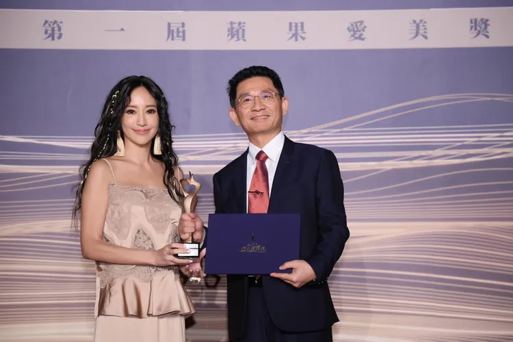 關穎（左）頒發「年度醫美原廠療程獎」給曜亞國際股份有限公司總經理陳柏源 。攝影中心攝