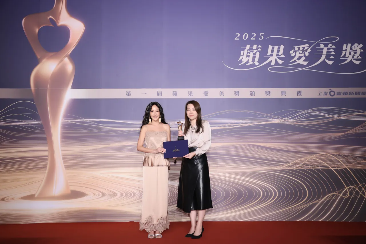 關穎（左）頒發「年度醫美原廠療程獎」給新加坡商莫氏亞太有限公司台灣分公司業務總監謝秋燕 。攝影中心攝