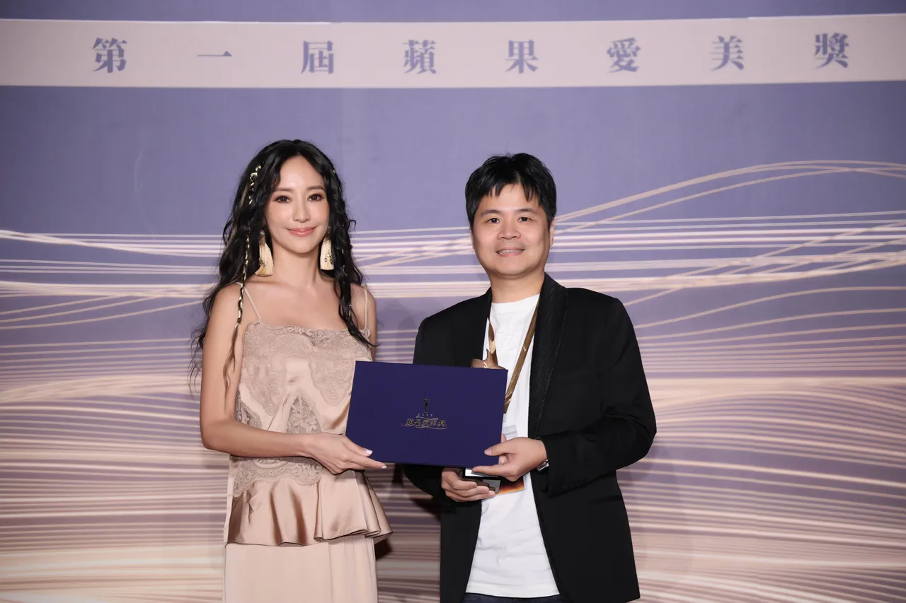 關穎（左）頒發「年度醫美原廠療程獎」給醫思欣泰有限公司台灣分公司執行長黃崇銘。攝影中心攝