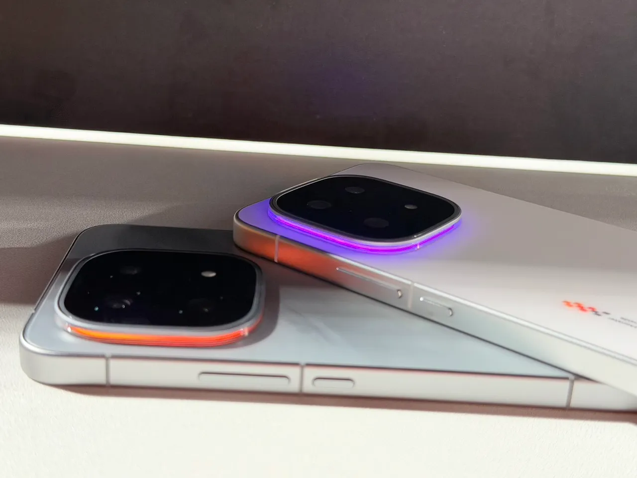 主相機模組具備「能量光環」燈效。趙筱文攝