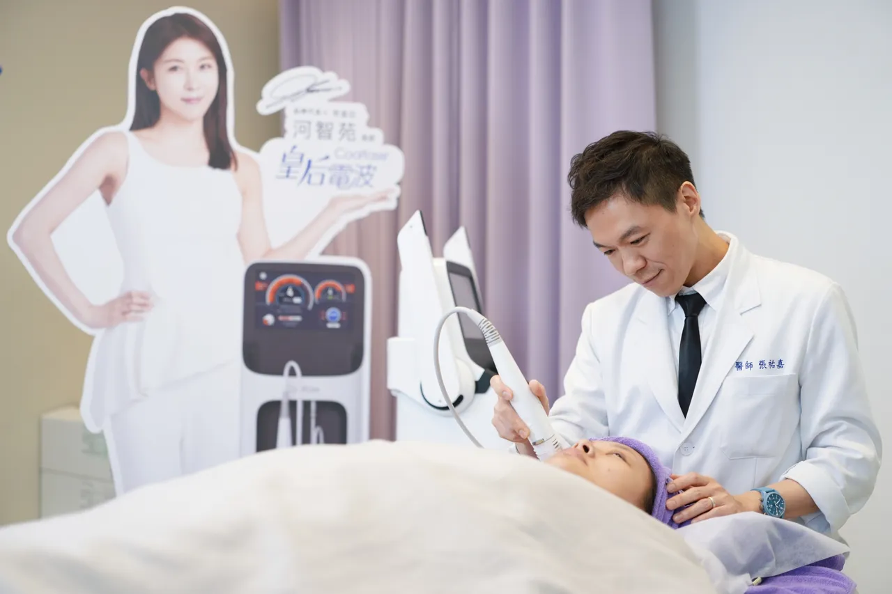 張祐嘉醫師示範施打皇后電波。彭欣偉攝 