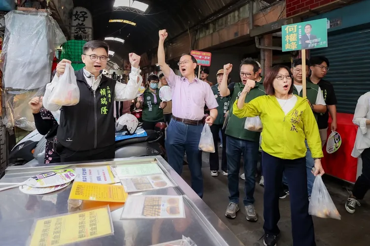 賴瑞隆9日前往三民市場拜票。翻攝畫面