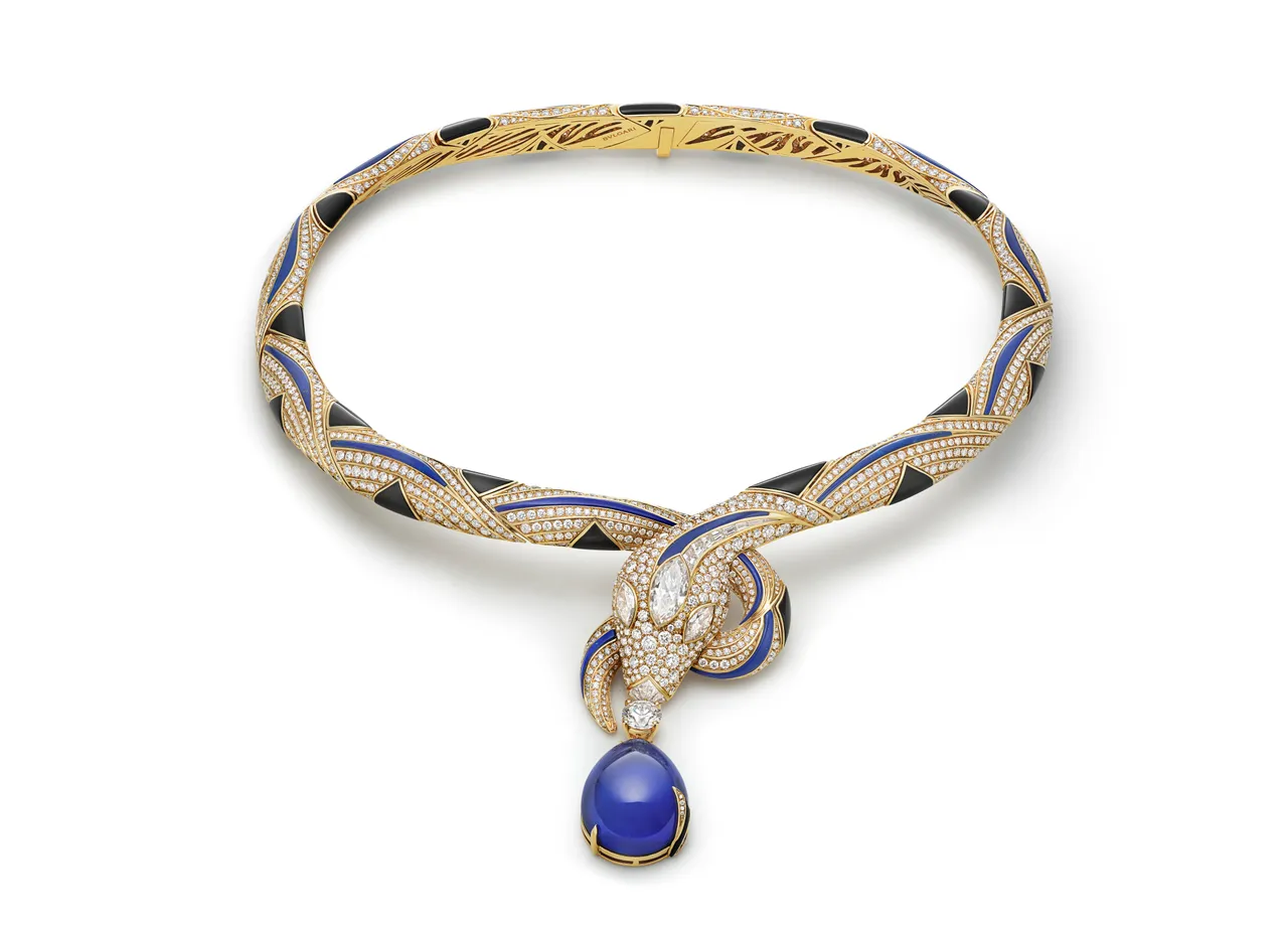 BVLGARI Serpenti顶级黄K金青金石、缟玛瑙、坦桑石与钻石项链。品牌提供