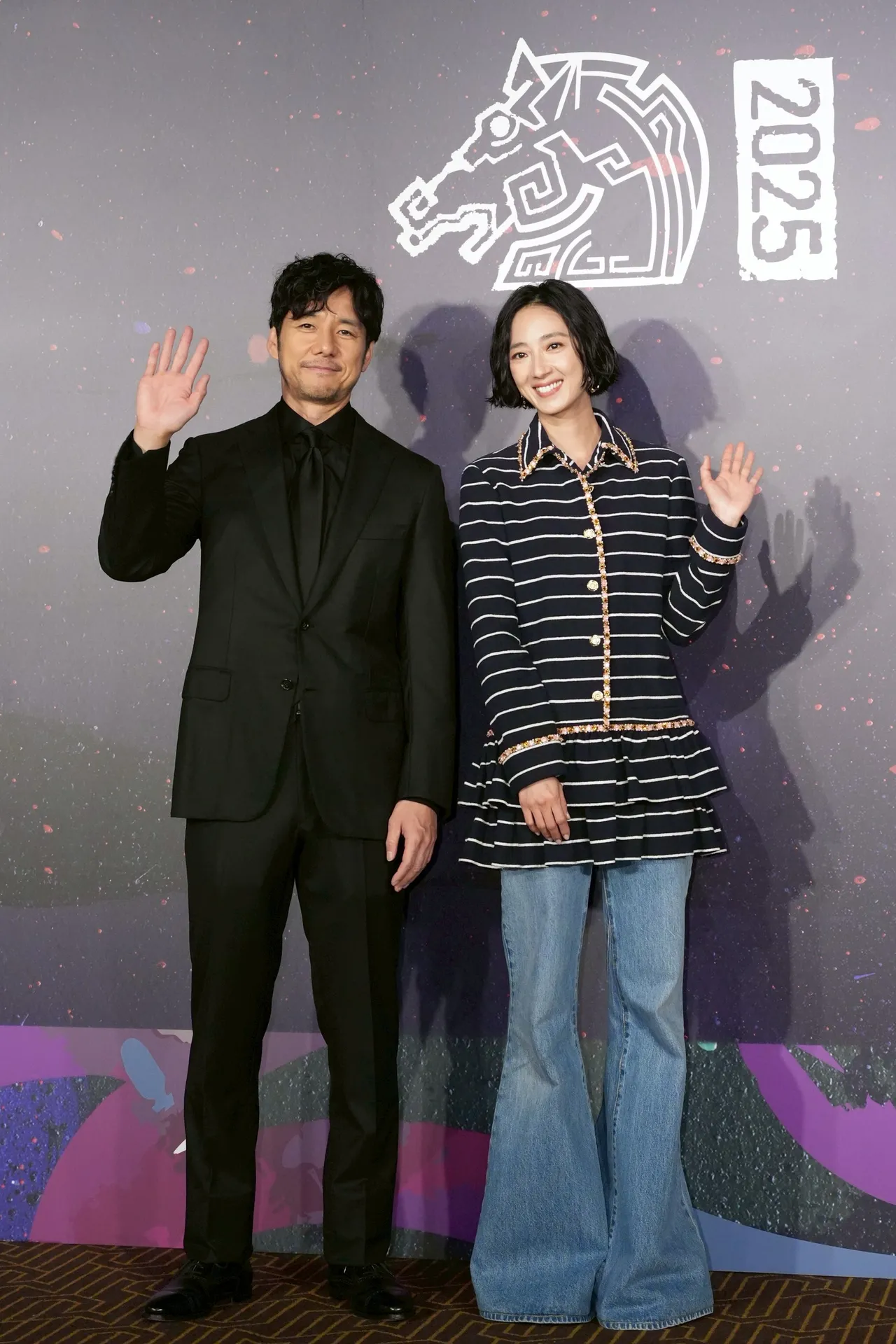 西岛秀俊（左）和桂纶镁演夫妻。彭欣伟摄