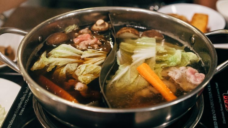 我家火鍋沒問題！　經理連喝5勺「緊急催吐送醫」1鍋放倒11人