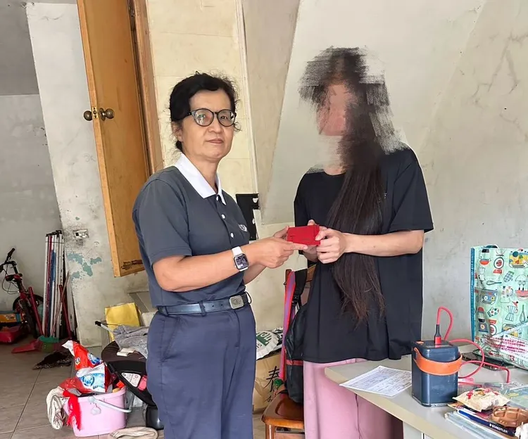 警方協助申請急難救助。橫山警分局提供