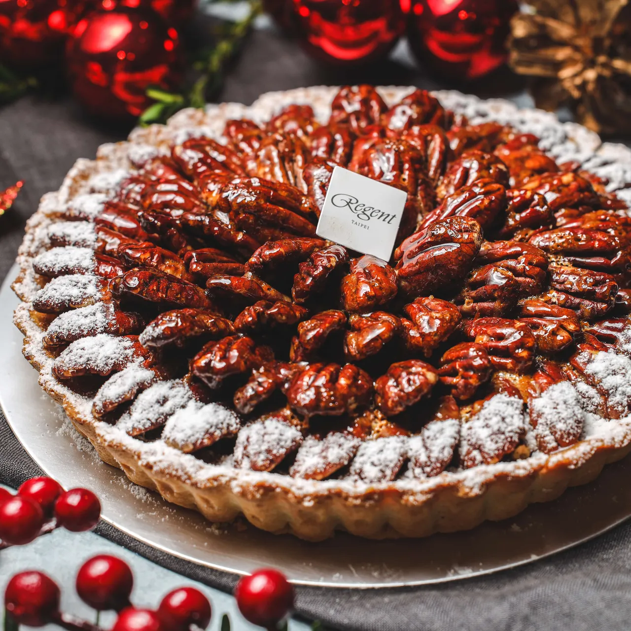 「美式胡桃派」内馅由枫糖馅与莱姆酒、香草精调制而成，最上层铺满胡桃烘烤，是口感香气兼具的节庆甜点，售价980元。台北晶华提供