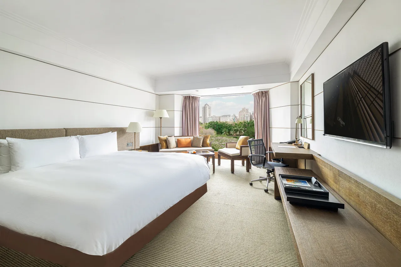 因应感恩节的到来，台北晶华推出「感恩美馔假期」住房专案，邀请房客入住占地近14坪的豪华客房，每房还将获赠一份主厨特制炉烤火鸡，让节庆美味延续至家中餐桌。台北晶华提供