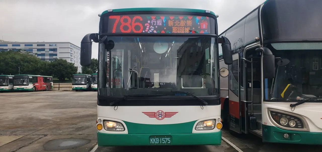 行经「新北欢乐耶诞城」公车(车头LED萤幕显示)。交通局提供