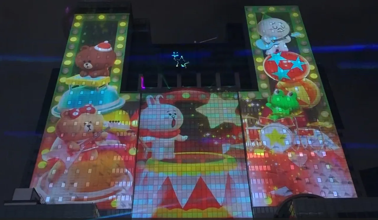 首支光雕投影秀以熊大与兔兔互传讯息为故事开端，熊大与兔兔跳进讯息世界，LINE FRIENDS的每位伙伴也相继登场，串起一幕幕与朋友同乐、留下回忆的温馨时光。翻摄画面