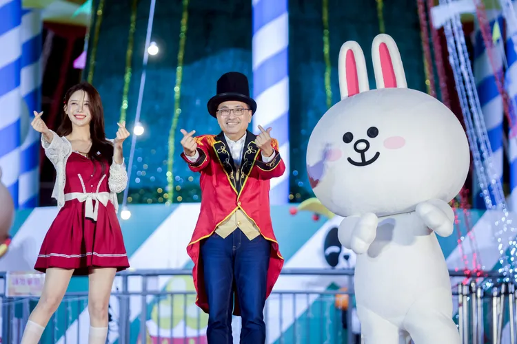 啦啦队女神李雅英与LINE FRIENDS人气角色兔兔惊喜现身，与新北市长侯友宜热情互动，让点灯开城之夜掀起高潮。市府提供