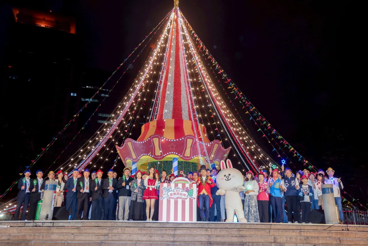 今晚「耶诞马戏开城SHOW」点亮象征梦想与欢乐的耶诞树「欢乐马戏棚」以及周边主题灯区装置与璀璨灯饰。市府提供