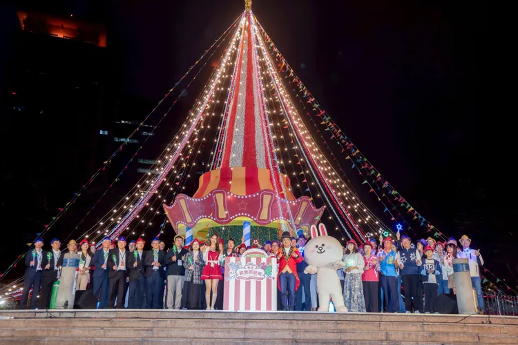 今晚「耶誕馬戲開城SHOW」點亮象徵夢想與歡樂的耶誕樹「歡樂馬戲棚」以及周邊主題燈區裝置與璀璨燈飾。市府提供