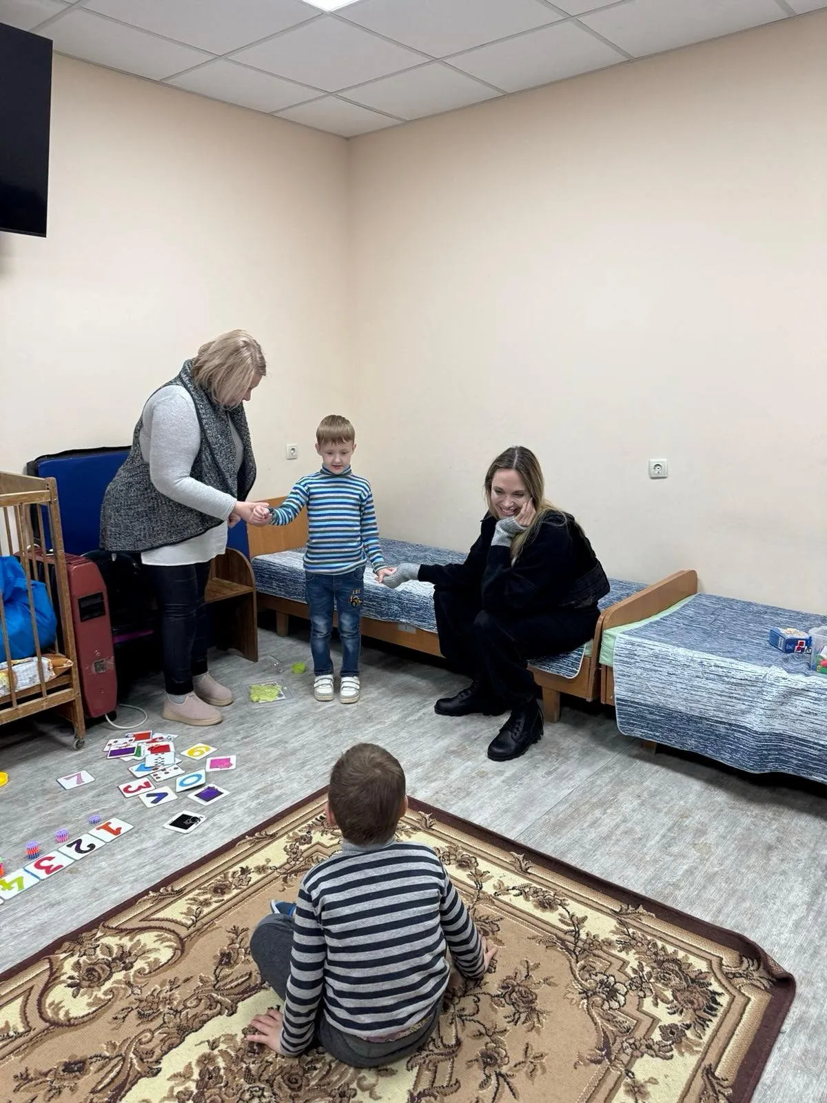 裘莉探视前线家庭。路透