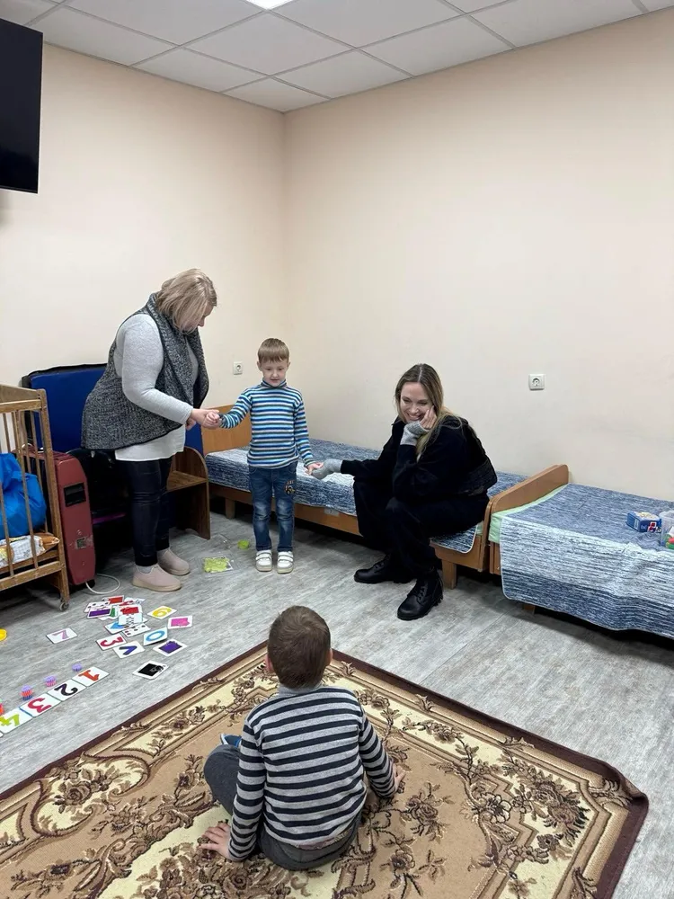 裘莉探視前線家庭。路透