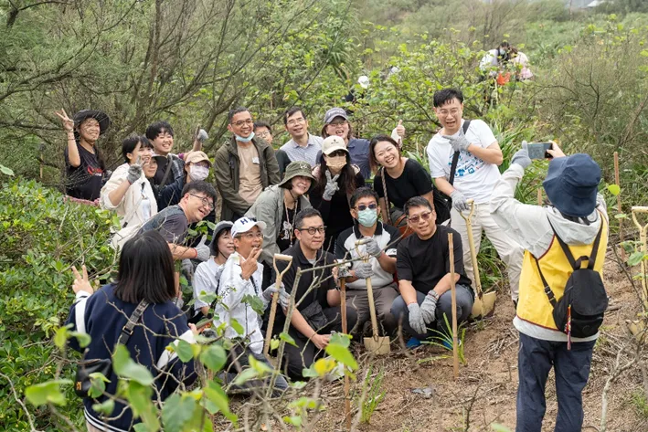 志工熱情參與植樹，以實際行動守護海岸線。業者提供