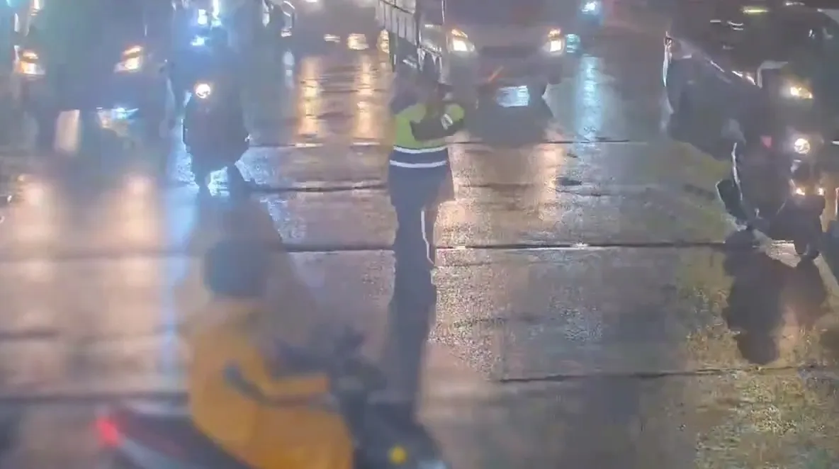 南港警投入25名人力指揮交通。翻攝畫面