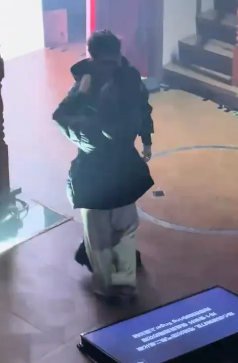 女粉拉下馬伯騫的頭要強吻。翻攝劉予初小紅書