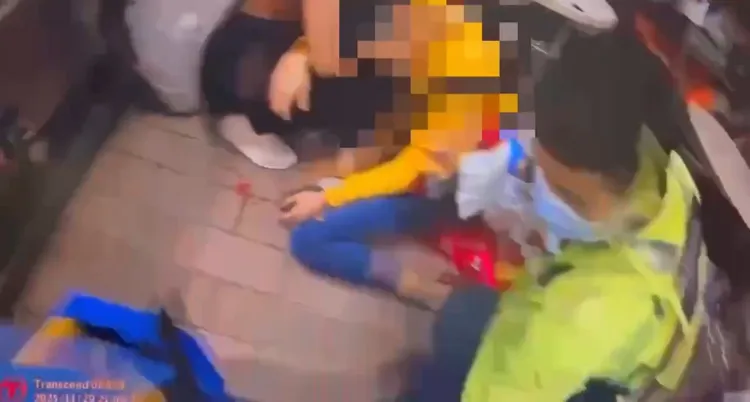 消防人员到场抢救。翻摄画面