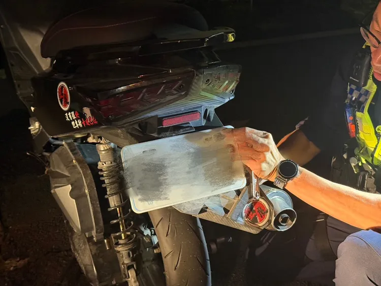 19岁骑士悬挂假车牌上路，遭警方查获。警方提供