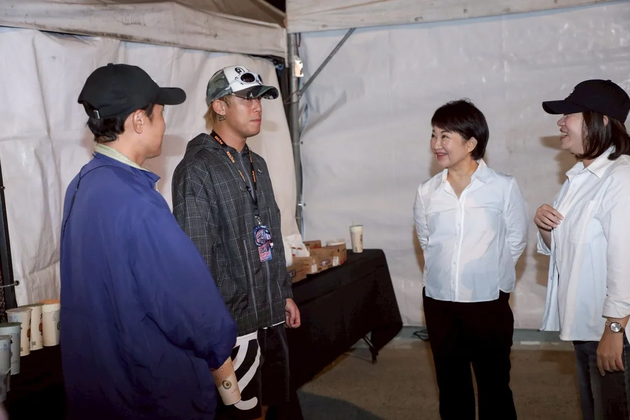 卢秀燕与新闻局长栾治谊，昨晚探班玖壹壹三位成员。市府提供