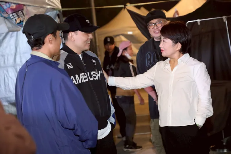 「玖壹壹南北贰路音乐节2025」将于今晚起连2日登场，市长卢秀燕昨晚到中央公园彩排现场探班，为玖壹壹送餐打气。市府提供