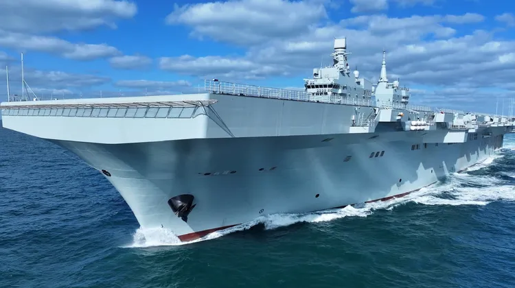 中国076型两栖攻击舰四川舰，在16日完成首次航行试验任务。翻摄中国军网