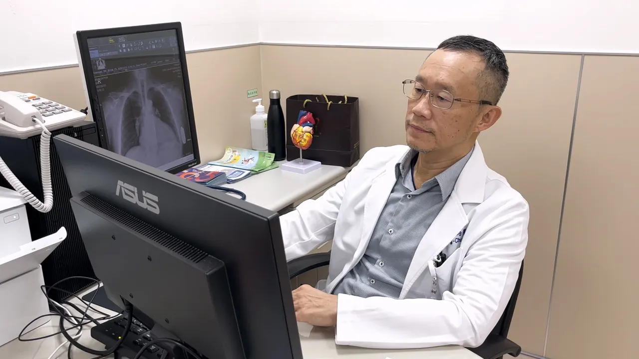 蔡峰钧主任提醒，脚水肿、易喘、无法平躺、夜咳、心悸，有可能是心脏在求救。台中市医提供