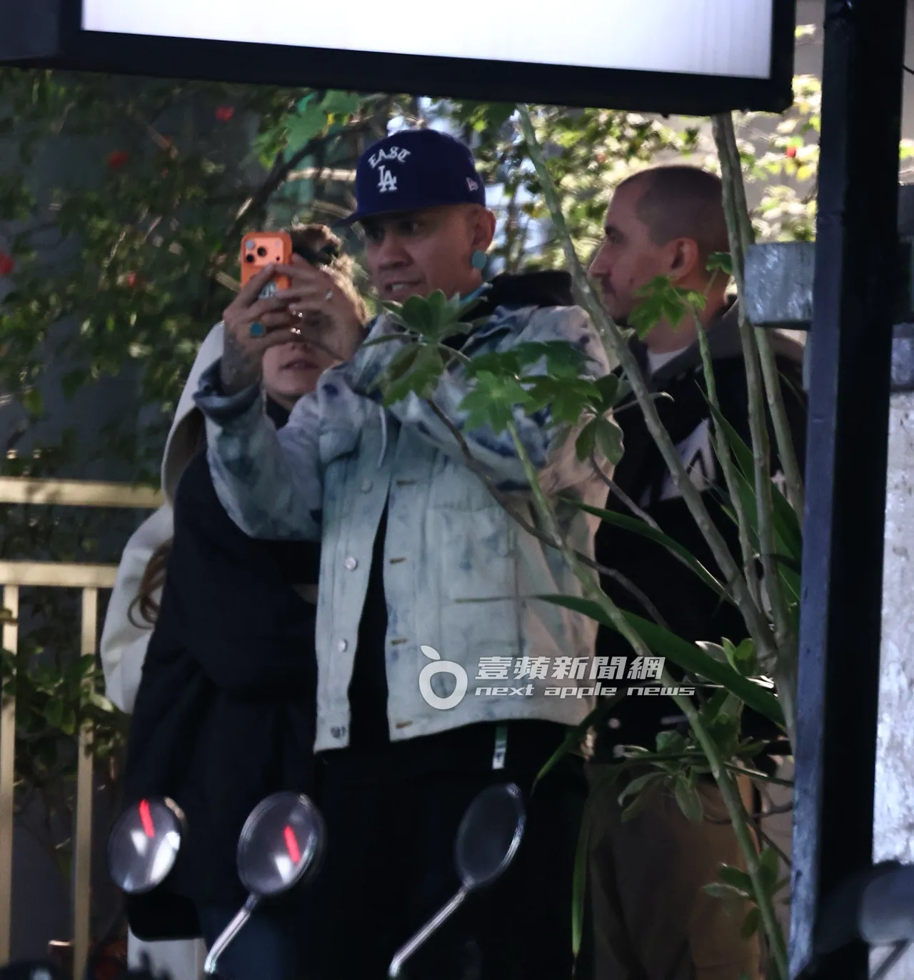 團員Taboo拿起手機與友人一同觀看。特勤中心攝