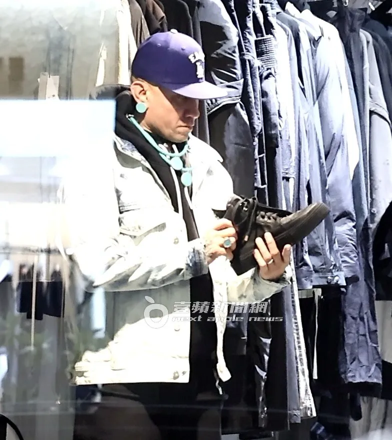 團員Taboo期間又看起黑色鞋款。特勤中心攝