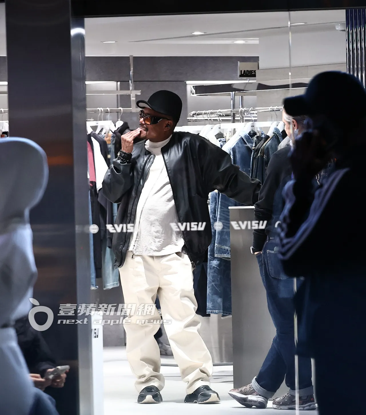 團員Apl.de.Ap在店內仔細思考。特勤中心攝