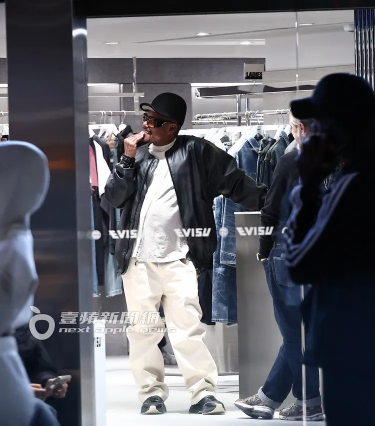團員Apl.de.Ap在店內仔細思考。特勤中心攝