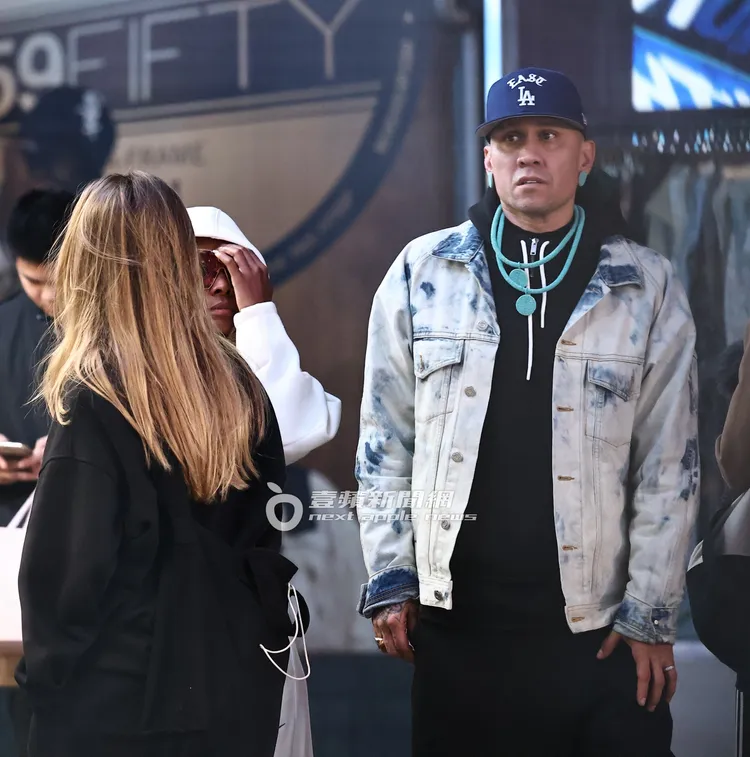 團員Taboo（右）在店外閒晃。特勤中心攝