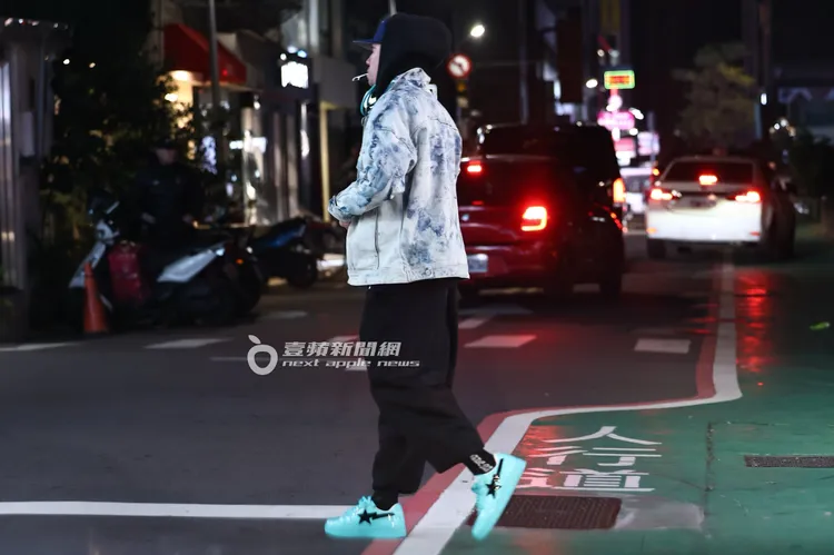 團員Taboo回到服飾店與大家會合。特勤中心攝