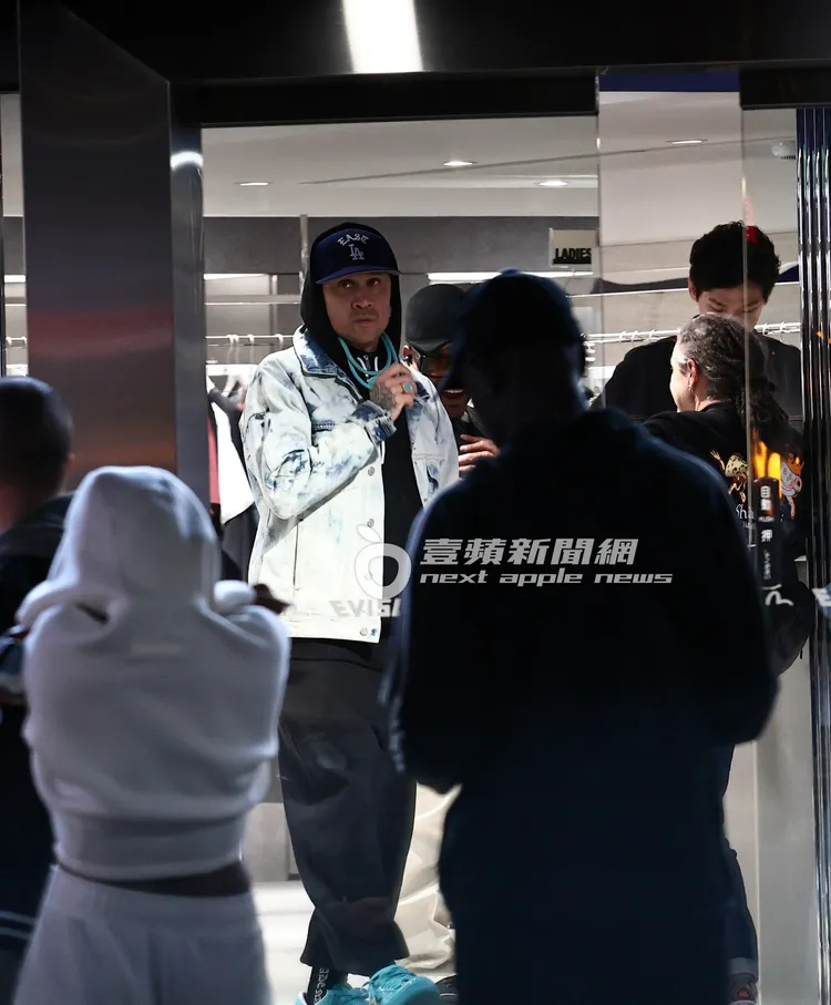 團員Taboo（左）逛完服飾店，走出店外。特勤中心攝